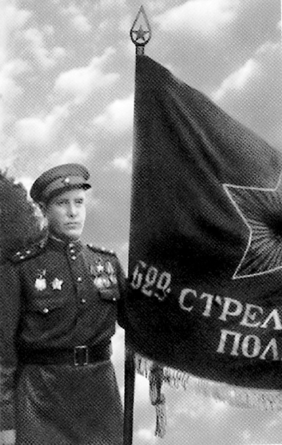 Полковник Алексей Кортунов со знаменем своего полка.