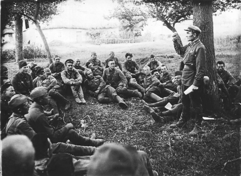 Командир 109-го Чонгарского стрелкового полка полковник Лапшов А.В. беседует с личным составом полка перед боем. Июль 1941 года.