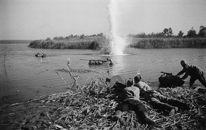 Форсирование реки Днепр советскими солдатами.