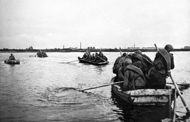 Советские солдаты форсируют на лодках реку Висла.