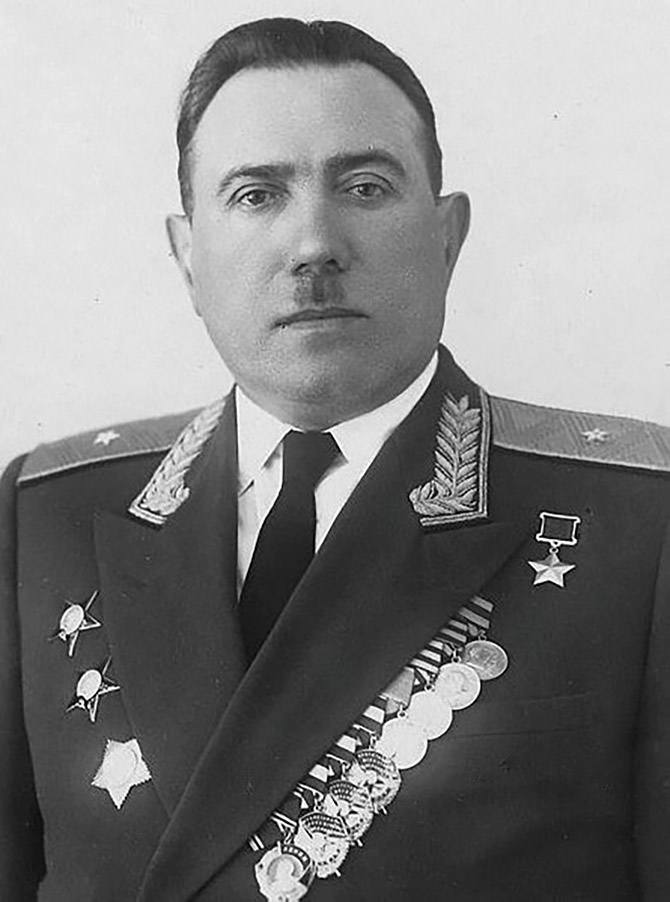 За умелое командование и личное мужество Колесникову было присвоено звание Героя Советского Союза.