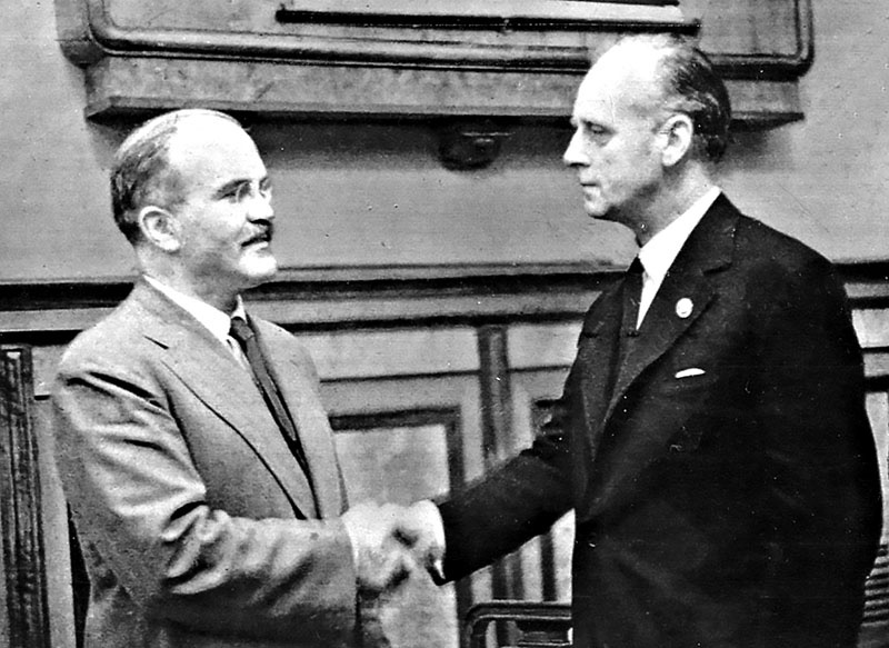Молотов и Риббентроп после подписания Договора о ненападении.
