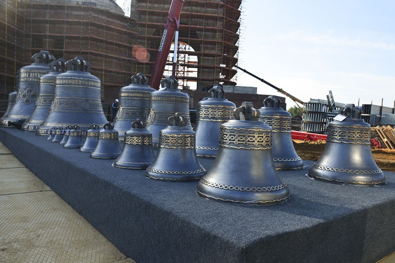 18 колоколов весом от 10 тонн до 8 кг отливались 3 месяца подряд на Воронежском колокололитейном заводе «Вера».