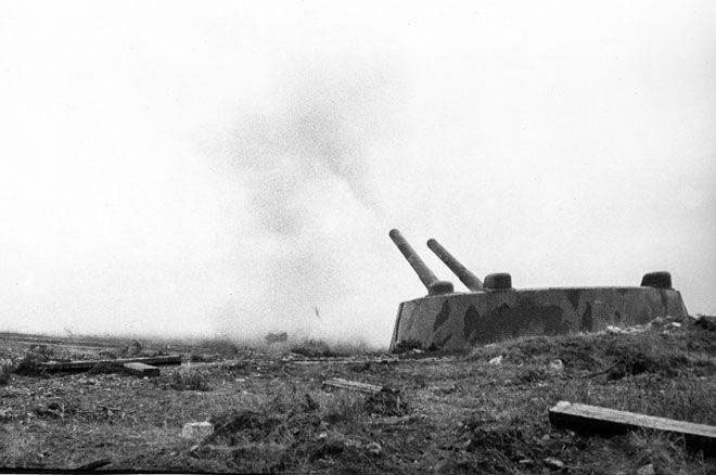 Краснофлотец Антонов переквалифицировался в наблюдатели на батарее морских орудий.