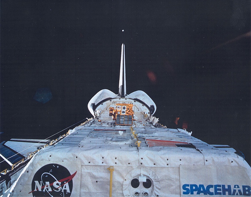 С борта американского космического корабля «Шаттл» производился последовательный отстрел трёх типов сфер диаметром по 15, 10 и 5 см.