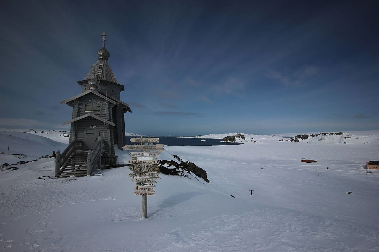 Церковь Святой Троицы на острове Ватерлоо (Южные Шетландские острова) в Антарктике.