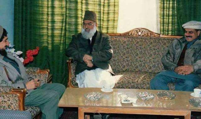 Фото 3. Масуд (слева) принимает в своём доме в Панджшере видного пакистанского разведчика Хамида Гуля (справа).