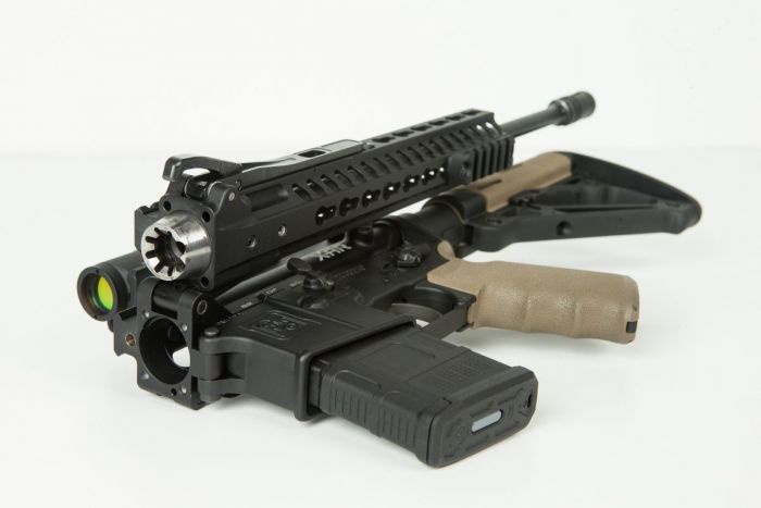 Длина винтовки XAR Invicta в сложенном состоянии составляет всего 40 см, а в боевое положение она приводится в течение 3-5 секунд.