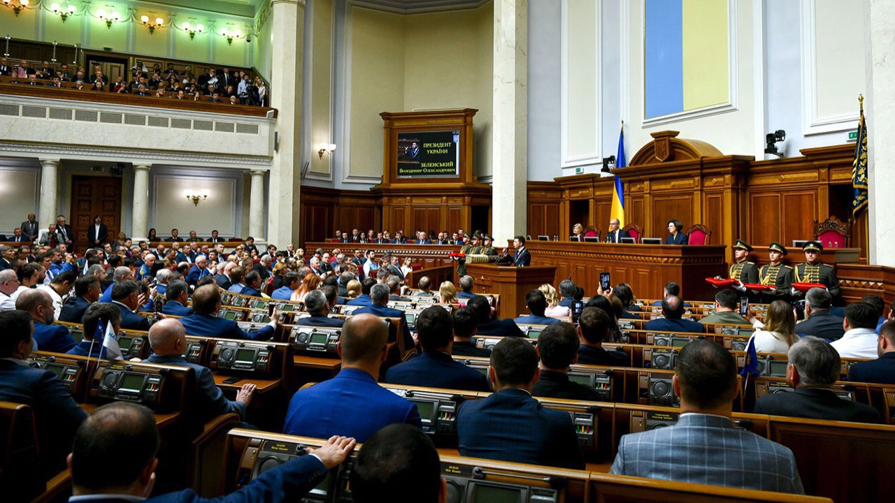 В правительстве, в составе парламентской фракции партии Зеленского «Слуга народа», даже в офисе президента большинство составляют люди Сороса.