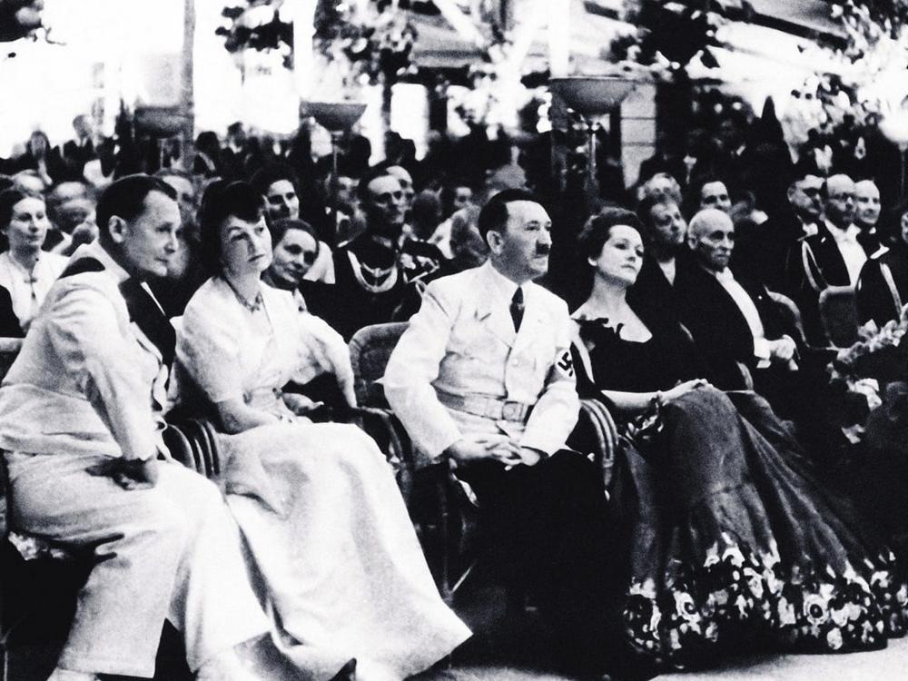 Адольф Гитлер с Ольгой Чеховой на торжественном приёме у Риббентропа. 1939 г.