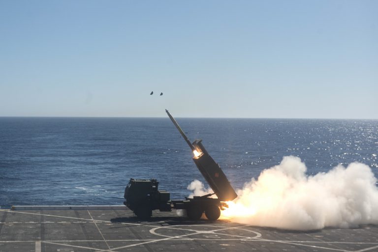 Ракетная установка морской пехоты HIMARS стреляет с палубы военного корабля USS во время учений Dawn Blitz 2017.