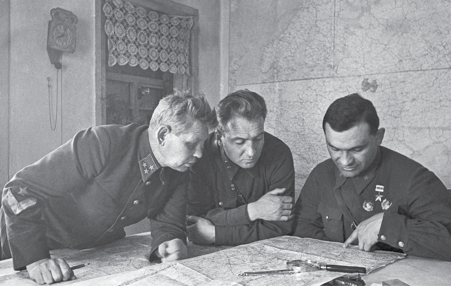 Яков Крейзер (справа) в годы войны.