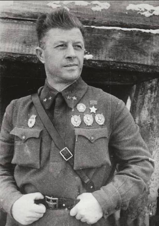 Генерал Родимцев получил звание Героя Советского Союза ещё старшим лейтенантом во время боев в Испании.