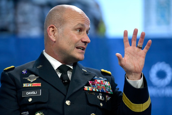 Командующий вооружёнными силами США в Европе генерал-лейтенант Кристофер Г. Каволи.
