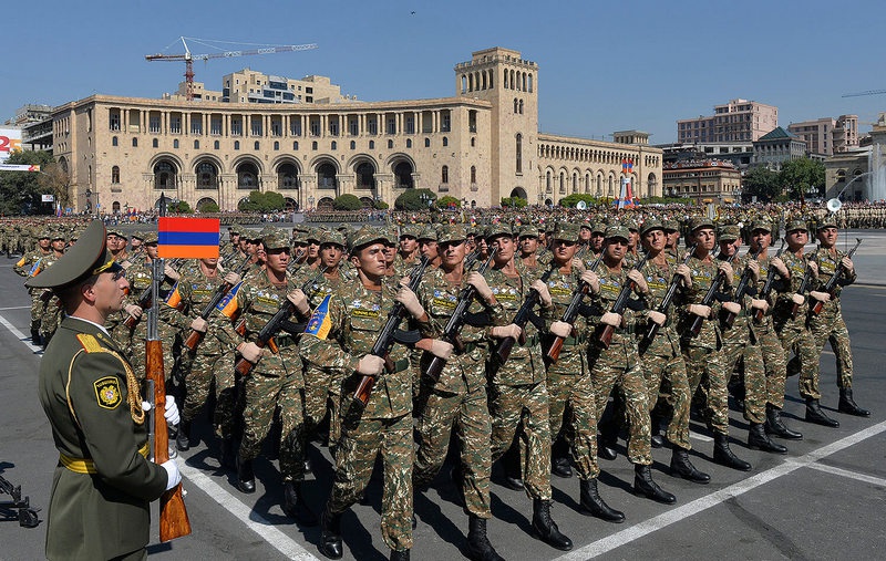 В Армении в рядах вооружённых сил служат приблизительно 45 -50 тысяч человек.