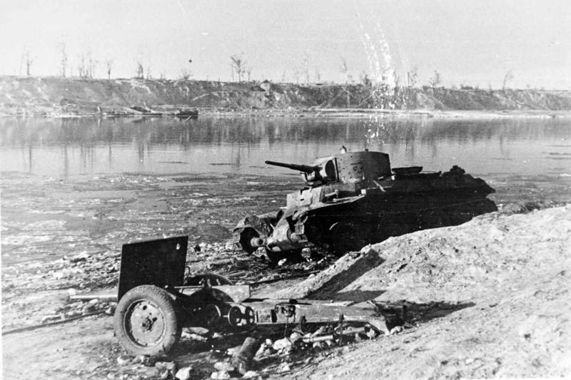 Подбитый танк БТ-7, за первые недели боев РККА потеряло большое количество бронетехники.