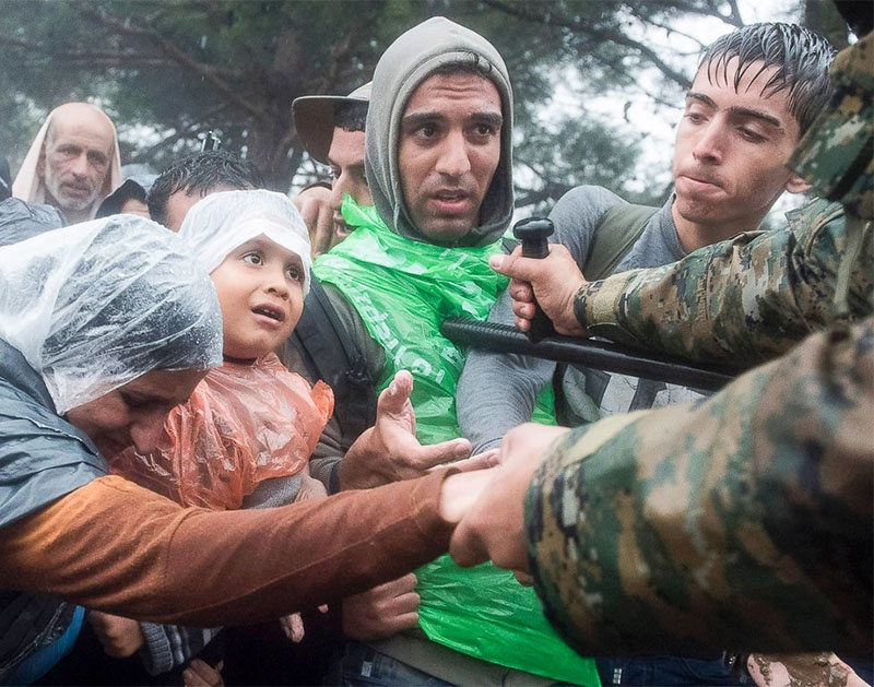 Сирийские беженцы пытаются перебраться в Грецию.