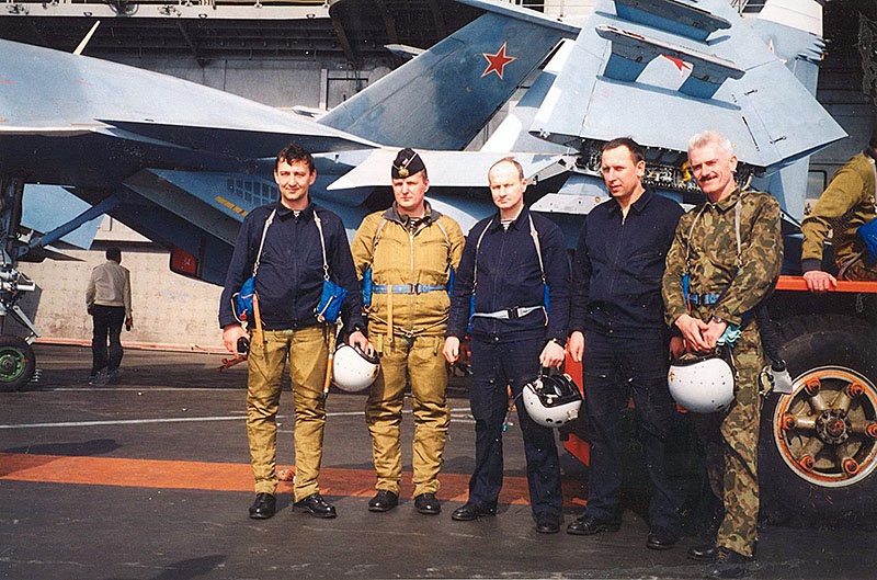Тимур Апакидзе (в центре) со своими боевыми соратниками - лётчиками палубной авиации.