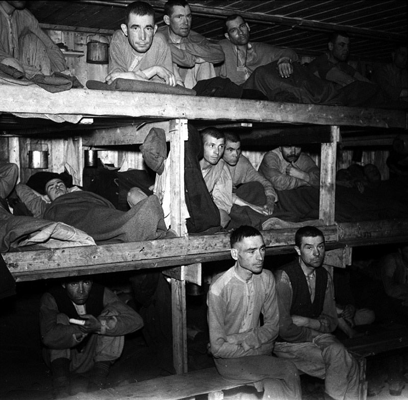Советские военнопленные в бараке.