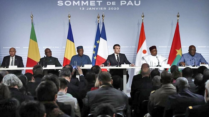 Президент Франции Эмманюэль Макрон с членами альянса - Сахельской группой пяти.