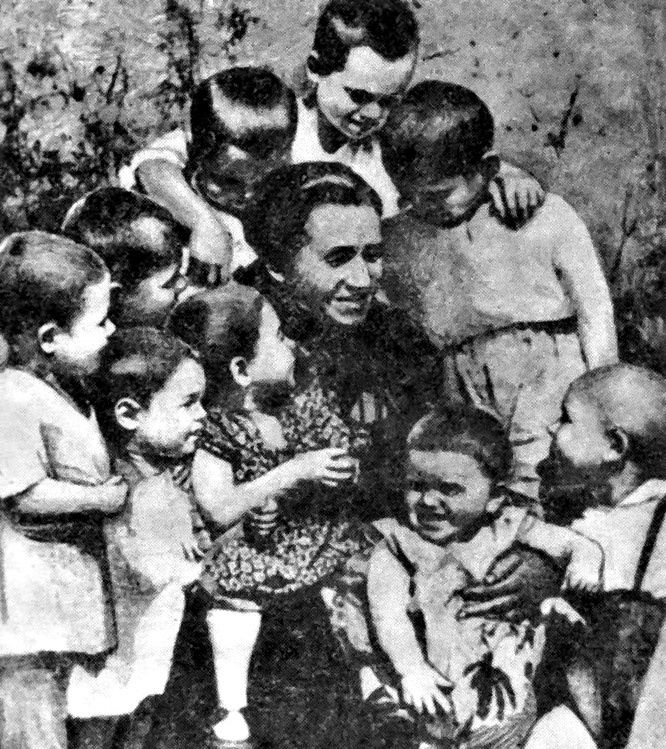 Александра Авраамовна Деревская с детьми