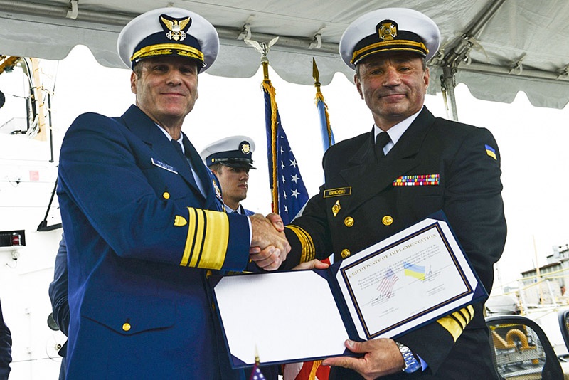 Адмирал Игорь Воронченко договаривается на поставку списанных катеров с американским вице-адмиралом Майклом МакАлистером.