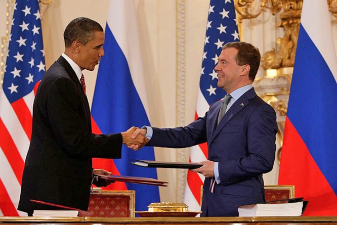 СНВ-3 подписан в 2010 году тогдашними президентами России и США Дмитрием Медведевым и Бараком Обамой.