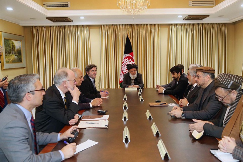 Халилзад, 4 марта нанесший визит в афганскую столицу, вопреки дипломатическому этикету сперва встретился с Абдуллой Абдуллой.