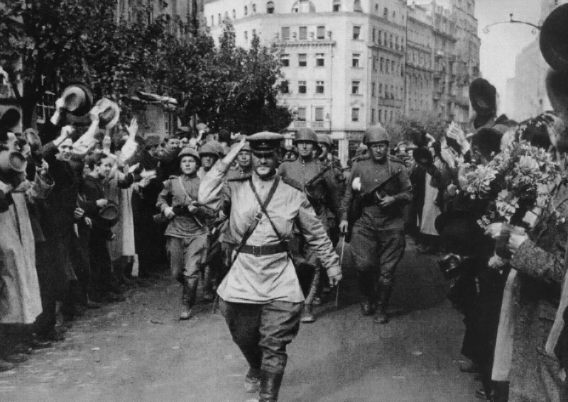 Красная Армия вступает в освобождённый Белград.