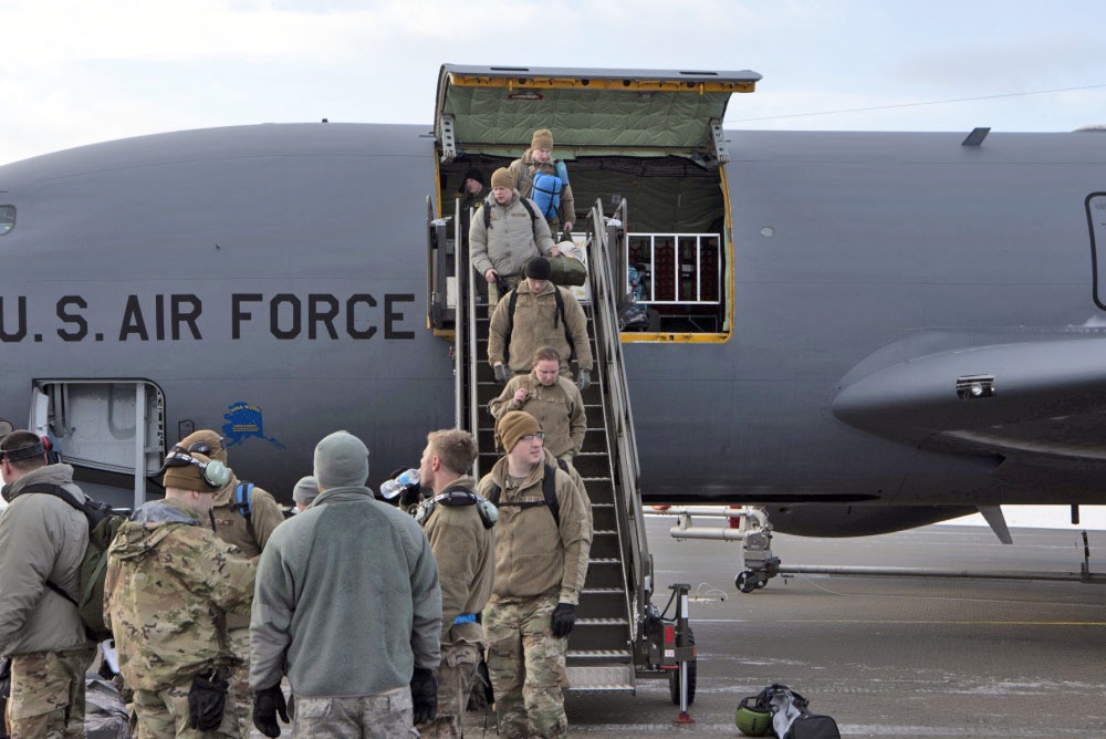 Новый отряд морпехов США прилетел на военную базу в Сетермуэне.