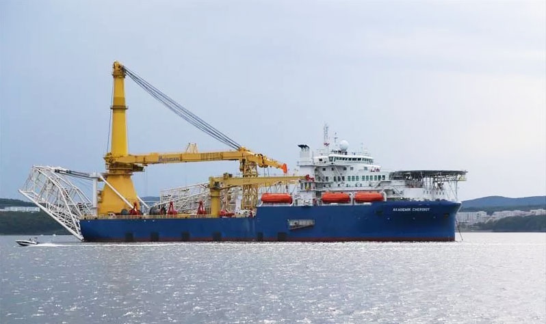 Трубоукладчик «Газпрома» идёт с Тихого океана на Балтику.