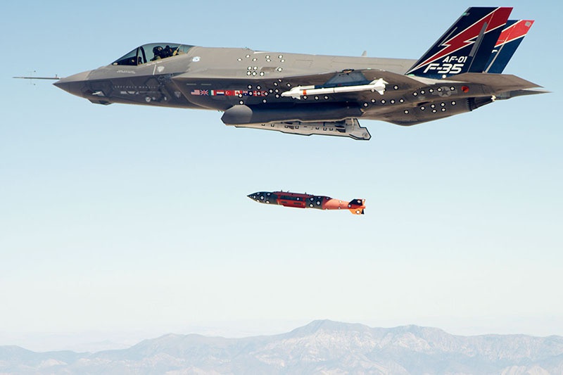 F-35 сбрасывает планирующую авиабомбу JDAM.