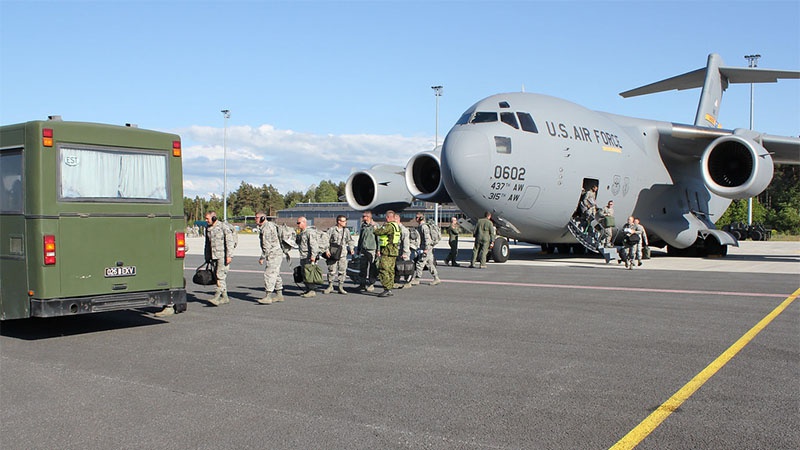Американские солдаты прилетели на авиабазу в Эмари.