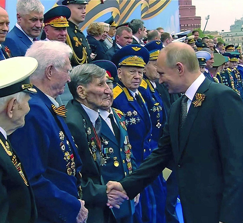 Ветерана регулярно приглашал на Парады 7 ноября на Красной площади президент России.