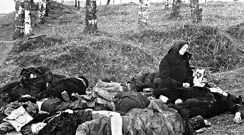 Жительница советского села оплакивает своих родных, расстрелянных немецкими солдатами.