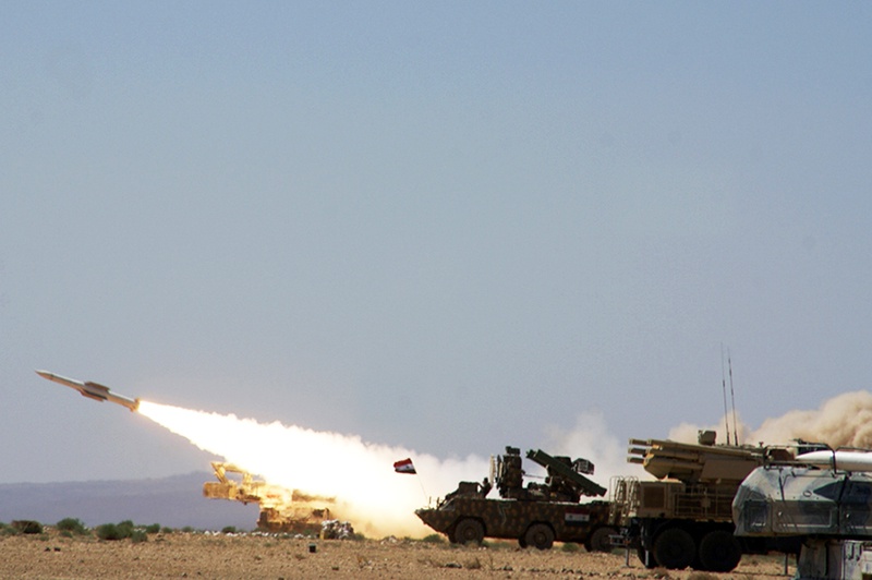 Сирийская артиллерия накрывает террористов в провинции Идлиб.