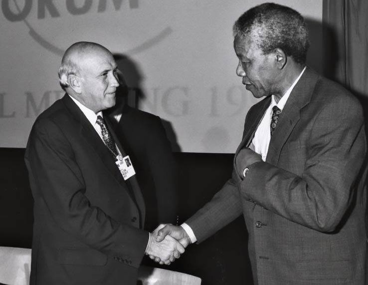 Последний белый президент ЮАР Фредерик Виллем де Клерк и первый черный президент Нельсон Мандела.