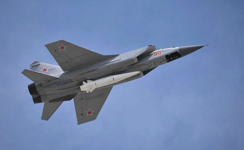 МиГ-31 с гиперзвуковой ракетой «Кинжал», которая может преодолеть все рубежи защиты и нанести существенный ущерб любым военным объектам как США, так и НАТО.