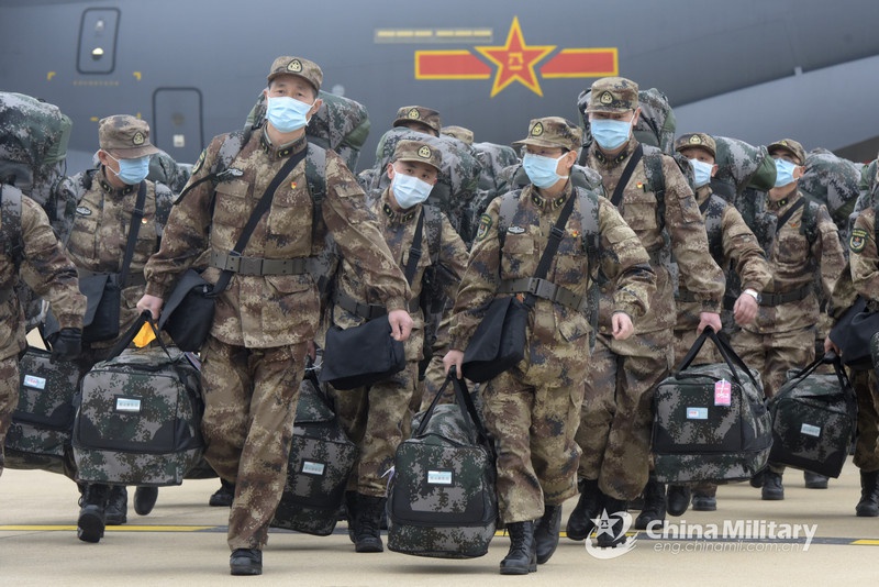 Подразделения Народно-освободительной армии Китая прибывают в Ухань для помощи в борьбе с распространением коронавируса COVID-19.