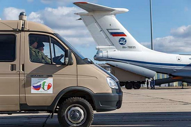 Россия посылает в Италию сто военных вирусологов, которые привезут с собой необходимое оборудование и препараты.
