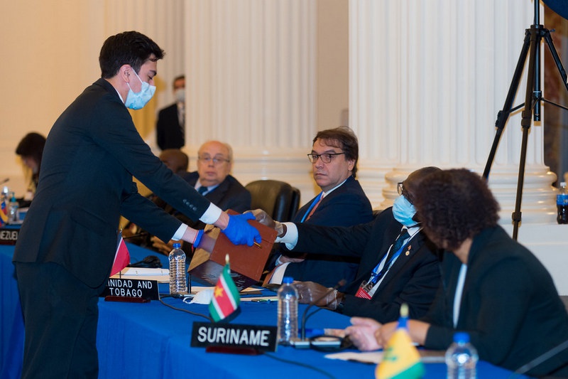 На нынешней Генассамбле ОАГ 23 из 33 стран-членов Организации подали голоса за Альмагро.