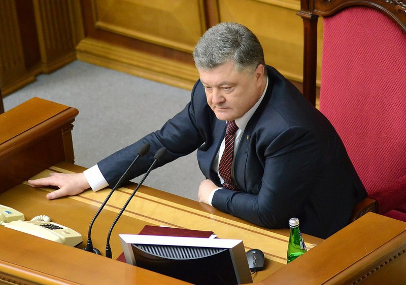 На Украине закон о государственном языке, подписанный Петром Порошенко незадолго до его ухода с поста президента, прямо запрещает употребление любого языка, кроме украинского.