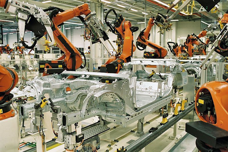 Во многих видах деятельности роботы вытесняют человека из процесса управления производством.