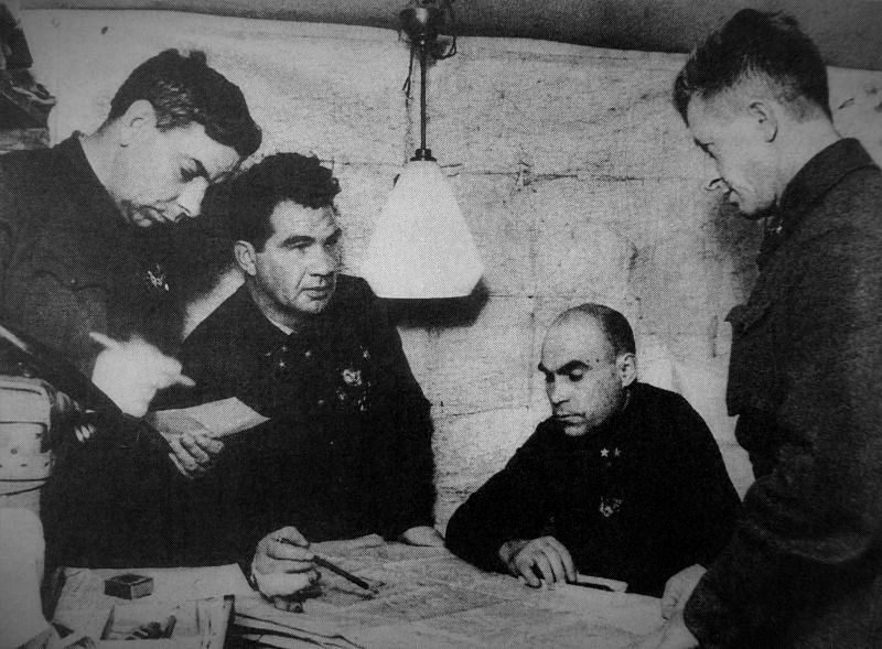 В Сталинграде штаб командарма 62-й армии Василия Чуйкова ( второй слева) находился всего в четырёхстах метрах от передовой.