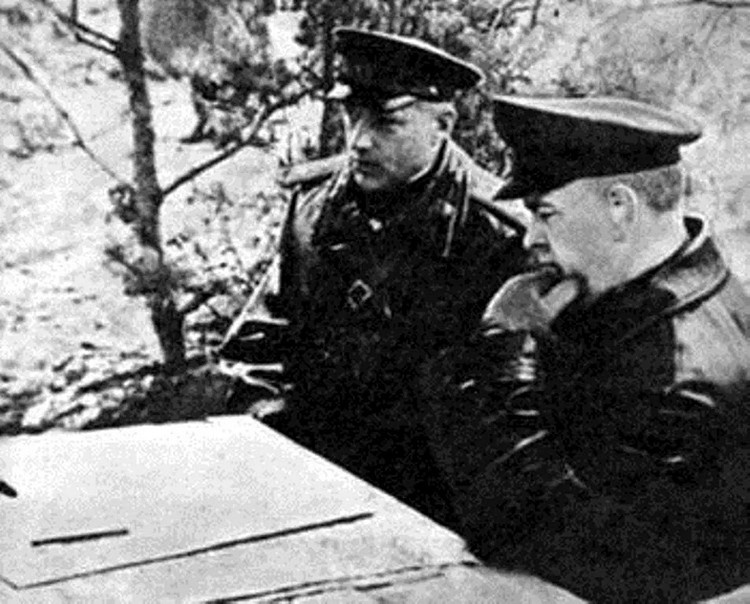 Георгий Жуков и Александр Горбатов на наблюдательном пункте.