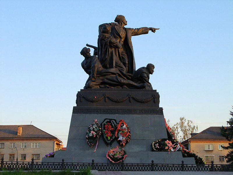 Памятник генералу Михаилу Григорьевичу Ефремову в Вязьме.
