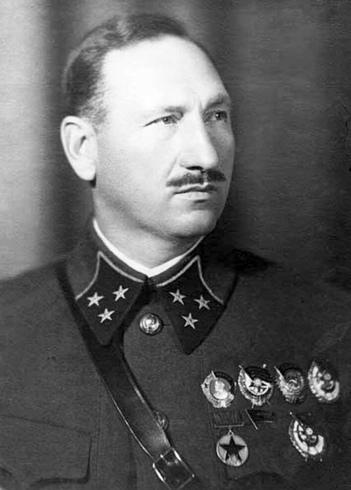 Главнокомандующий 33-й армией генерал-лейтенант Ефремов.