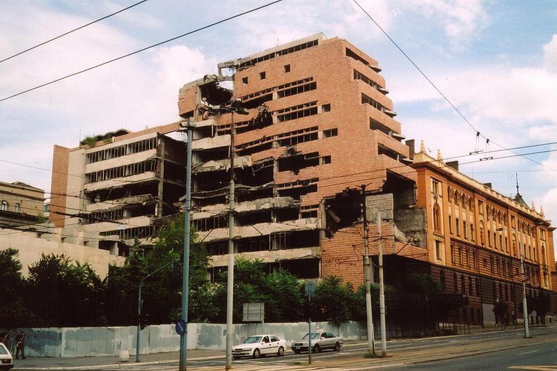 Разбитое здание министерства внутренних дел.