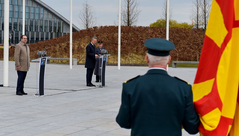 Генсек НАТО Йенс Столтенберг приветствует нового члена альянса.
