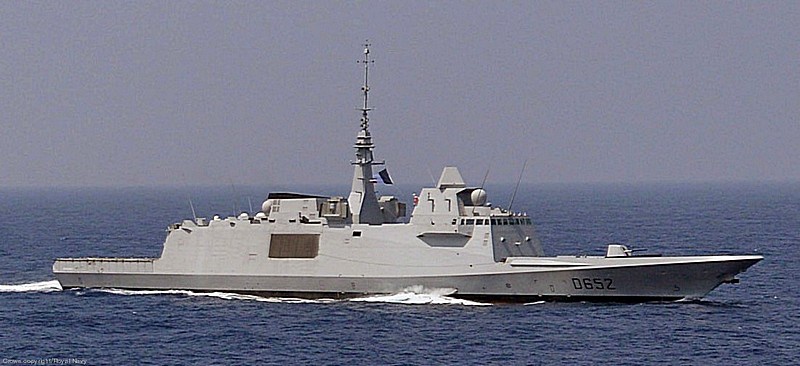 Фрегат «Прованс» ВМФ Франции в ходе патрулирования не дал грузовому кораблю Турции попасть в Ливию.